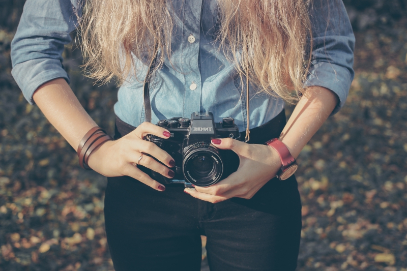 photographe-ENTRECASTEAUX-min_hand-person-girl-woman-camera-photography-614-pxhere.com